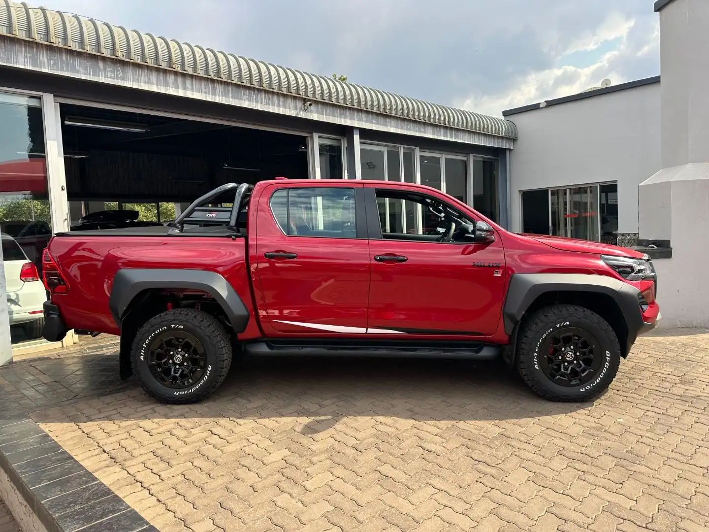 2024 2025  Deals for used Toyota-Hilux truck attractive selling Single Cab and Double Pickup 4x4 Toyota-Hilux