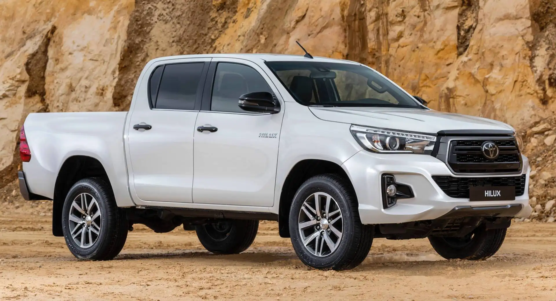 2024 2025  Deals for used Toyota-Hilux truck attractive selling Single Cab and Double Pickup 4x4 Toyota-Hilux