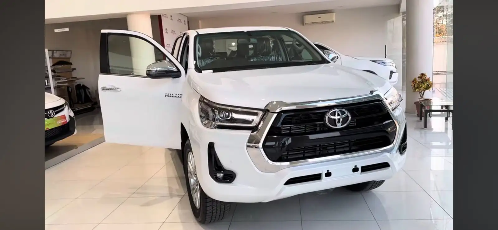 2024 2025  Deals for used Toyota-Hilux truck attractive selling Single Cab and Double Pickup 4x4 Toyota-Hilux